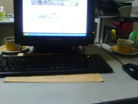 ada monitor di antara kita (para cangkir kopi susu)