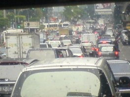 sekitar 100 meter dari perempatan Slipi Bawah..