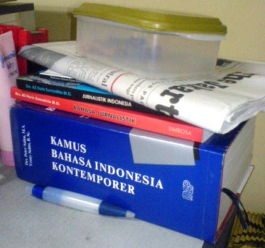 tumpukan buku. I luv books.. (and luv reading them, of course. hehe..)