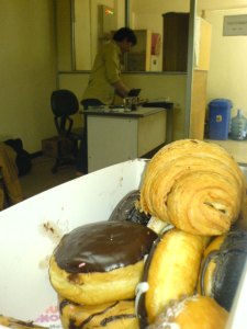 Sekotak Donat dan Pak Aries (di belakangnya)