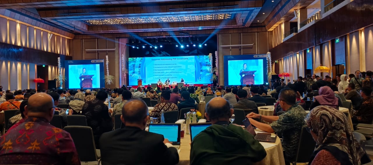 Gambar 4. Sesi khusus dalam World Water Forum ke-10 dengan panelis dari Kementerian PUPR, Bank Dunia, Aguas de Portugal (Dok. RMAC-2 NUWSP)